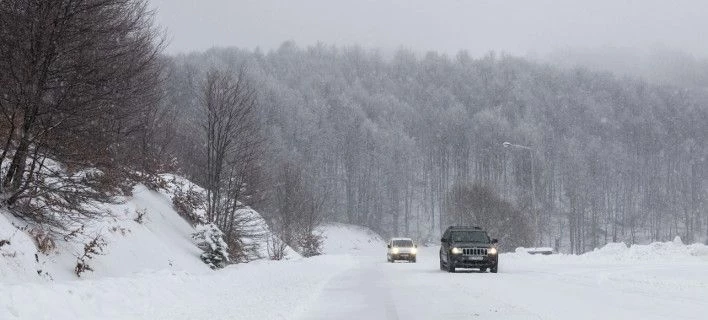 Χιονίζει στη βόρεια Ελλάδα -Δείτε πού είναι απαραίτητες οι αλυσίδες